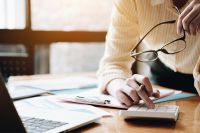 Foto: Person berechnet Werte